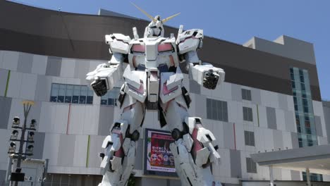 03-De-Mayo-De-2018,-Tokio,-Japón---Una-Estatua-De-Gundam-De-Unicornio-De-Tamaño-Natural-En-Exhibición-Fuera-De-La-Plaza-De-Odaiba-Diver-City-Tokyo