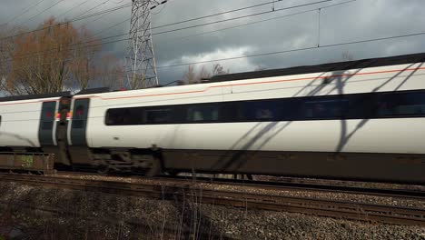 Imágenes-De-Trenes-Acercándose-A-La-Estación-De-Tren-Stoke-On-Trent-En-Midlands-Junto-Al-Canal,-Waterside-Y-La-Autopista-A50