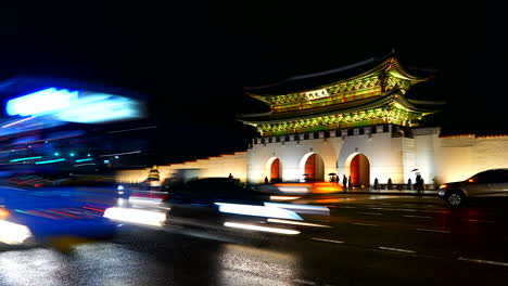 Circa---Lapso-De-Tiempo-Nocturno-De-Tráfico-Intenso-Que-Pasa-Frente-Al-Palacio-Gyeongbokgung-En-Corea-Del-Sur,-Edificio-Oriental-Iluminado