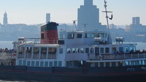 Liverpool-Fähre,-Die-Den-Fluss-Mersey-Zwischen-Albert-Dock-Und-Den-Fährterminals-Birkenhead-überquert