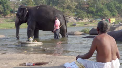 Mann-Sitzt-Oben-Ohne-Am-Flussufer-In-Hampi,-Indien