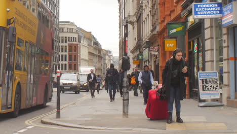 Joven-Turista-Que-Lucha-Con-El-Equipaje-En-Una-Concurrida-Calle-De-Londres