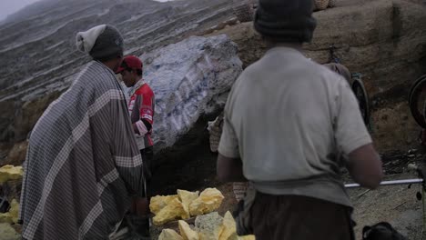 Kawah-Ijen-Schwefelbergleute-Unterhalten-Sich-Auf-Dem-Kraterrücken