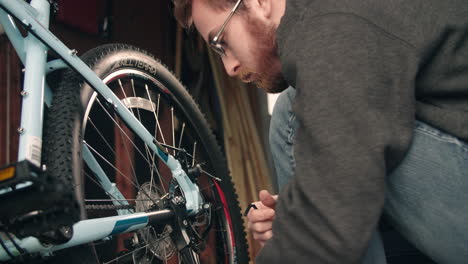 Mann-überprüft-Ständer-Und-Zieht-Schrauben-Am-Fahrradschlitten-Rechts-Fest