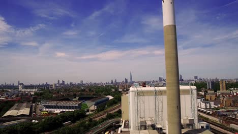 Luftaufnahme-Des-Lewisham-Recycling-Center-Und-Des-Millwall-FC,-Absteigende-Aufnahme-Mit-Der-Skyline-Von-London-Im-Hintergrund