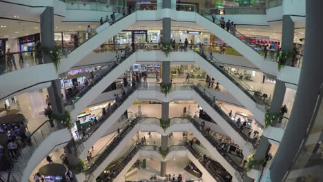 Bangkok,-Tailandia---Alrededor-De-Lapso-De-Tiempo-Bloqueado-Tiro-Del-Centro-Comercial-Central-Pinklao-En-Bangkok,-Personas-En-Escaleras-En-Múltiples-Niveles,-Vista-En-Situación-De-Luz-Del-Día-Del-Atrio