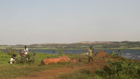 Un-Lapso-De-Tiempo-Con-Un-Ligero-Desenfoque-De-Movimiento-De-Africanos-Moviéndose-Alrededor-Del-Lago-Victoria-En-áfrica