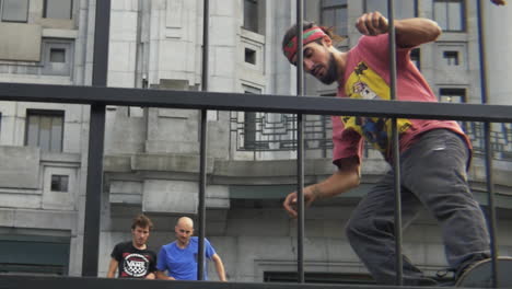 Skater-Führt-Den-Fakie-Noseblunt-Stall-Trick-Auf-Einer-Holzrampe-In-Der-Stadt-Aus