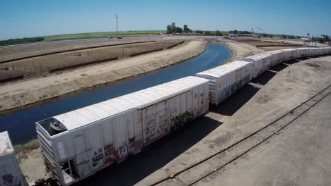 Drone-Moviéndose-Alrededor-De-Vagones-De-Tren