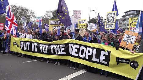 Los-Manifestantes-Contra-El-Brexit-Sostienen-Una-Pancarta-Amarilla-Que-Dice-&quot;ponlo-A-La-Gente&quot;