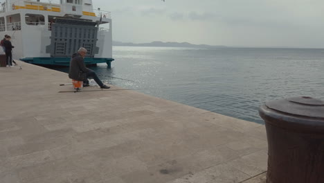 Pescador-Pescando-Al-Borde-De-La-Terminal-De-Cruceros