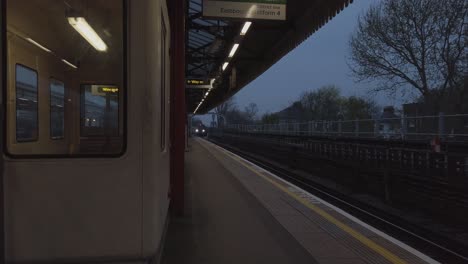 El-Tren-De-La-Línea-Del-Distrito-De-Londres-Se-Detiene-En-La-Estación-De-Ravenscourt-Park