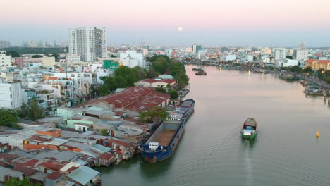 Amplia-Vista-Alta-Del-Río-Con-Un-Barco-Fluvial