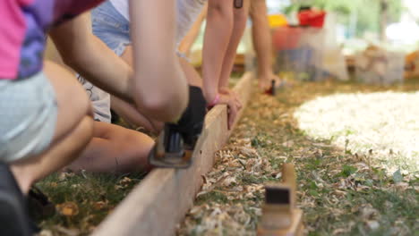 Eine-Gruppe-Von-Holzhandwerkern-Verwendet-Einen-Blockhobel,-Um-Holz-Zu-Rasieren