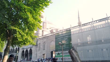 Personas-No-Identificadas-Salen-De-La-Puerta-De-La-Mezquita-Azul-O-La-Mezquita-Del-Sultán-Ahmet,-Un-Punto-De-Referencia-Popular-En-Estambul,-Turquía