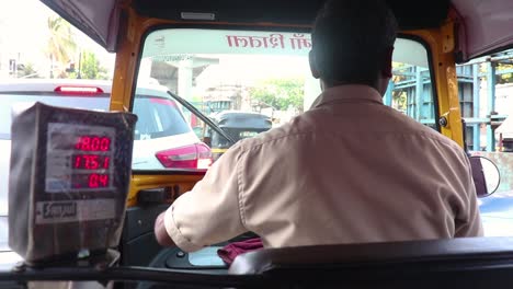 Timelapse-Del-Hombre-Indio-Conduciendo-Auto-Rikshaw-En-Tráfico-Pesado