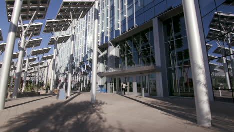 Pan-right-to-the-entrance-of-the-Las-Vegas-City-Hall-building-entrance