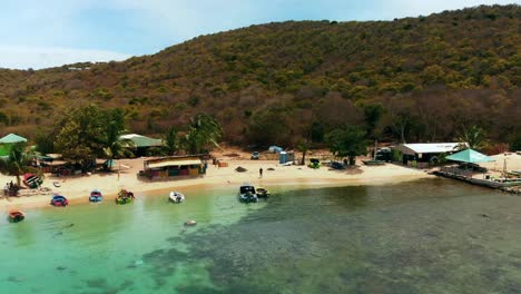 Schnellboote-Ankerten-An-Diesem-Fantastischen-Strandziel-Mit-Bergen-Im-Hintergrund