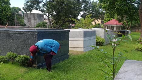 El-Cuidador-Del-Cementerio-Limpia-Las-Tumbas-Del-Cementerio-Dentro-Del-Parque-Conmemorativo-De-Manila-En-Manila,-Filipinas