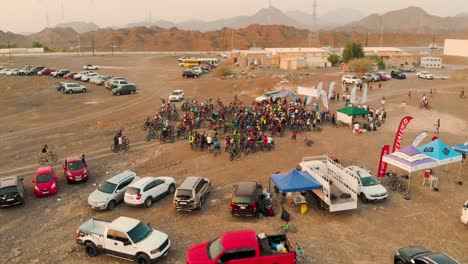 Ciclistas-De-Montaña-Reunidos-En-La-Línea-De-Salida-De-Una-Carrera-En-Showka,-Dubai,-Emiratos-árabes-Unidos