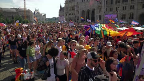 Gente-Colorida-Marchando-En-El-Orgullo-De-Budapest