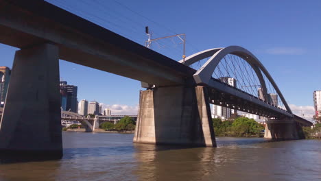 Tiro-De-ángulo-Bajo-Puente-Ferroviario-Merivale-De-Brisbane