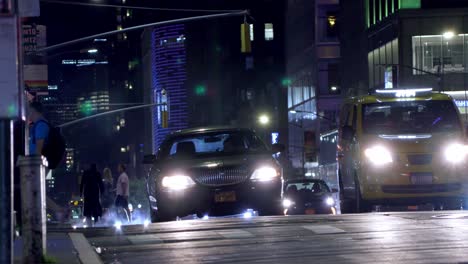 Geschäftiger-Sommernachtverkehr-In-Der-New-York-City-Street