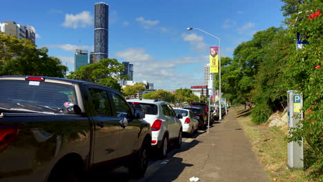 Coches-Estacionados-Cerca-Del-Parquímetro-Con-Edificios-De-La-Ciudad-De-Brisbane-En-El-Fondo-Queensland-Australia