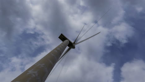 Lapso-De-Tiempo-De-Una-Turbina-De-Un-Solo-Parque-Eólico-Con-Nubes-En-Movimiento-Arriba-En-Las-Montañas-De-Arigna-En-Irlanda