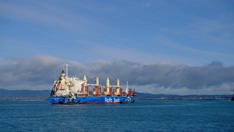 Plano-General-Del-Buque-De-Carga-Que-Viaja-A-La-Fábrica-De-Azúcar-De-Chelsea-En-El-Puerto-De-Auckland-Con-El-Oeste-De-Auckland-Como-Fondo