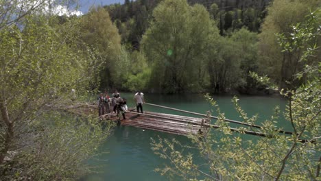 Traditioneller-Abstieg-Der-Flöße-Im-Fluss-Esca-Im-Roncal-tal,-Burgui,-Navarra,-Spanien