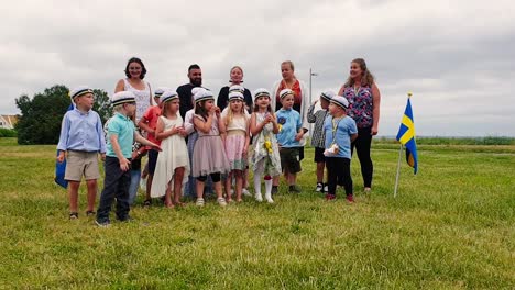 Los-Niños-En-Edad-Preescolar-Están-Celebrando-Cuando-Se-Convierten-En-Estudiantes-Y-Dejan-El-Jardín-De-Infantes