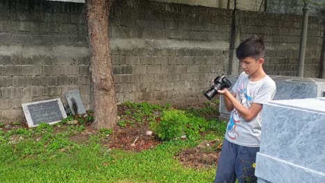 Un-Joven-Fotógrafo-Aficionado-Haciendo-Una-Sesión-Con-Su-Cámara