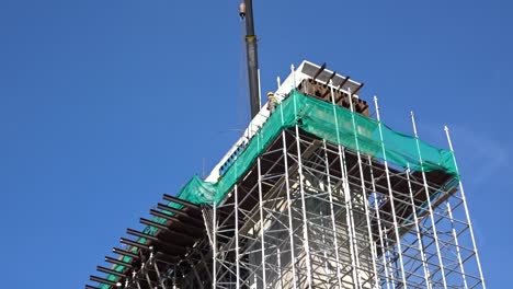 Bauarbeiter,-Die-In-Der-Höhe-Arbeiten,-Installieren-Bewehrungsstäbe-Und-Schalungsarbeiten-Auf-Der-Baustelle