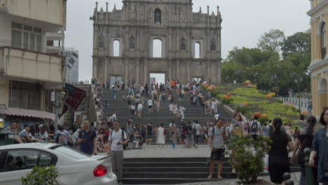 Turistas-Caminando-Y-Tomando-Fotos-En-La-Plaza-Y-En-Las-Escaleras-Que-Conducen-A-Las-Ruinas-De-San