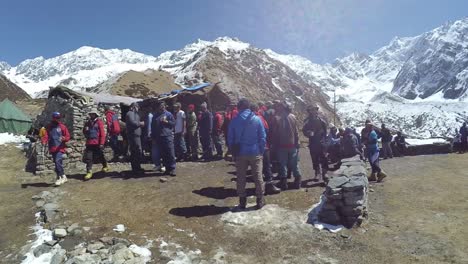 Montañeros-Del-Himalaya-En-Su-Colonia-De-Tiendas-De-Campaña-Durante-La-Pausa-Del-Té,-Alto-Himalaya,-Uttarakhand,-India