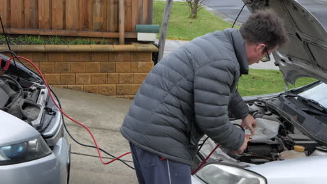 El-Hombre-Crea-Chispas-Con-Cables-De-Arranque-Y-Luego-Conecta-Los-Cables-De-Arranque-A-La-Batería-De-Un-Automóvil