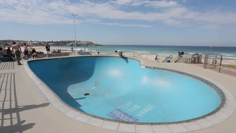 Freizeitskater,-Der-An-Einem-Sonnigen-Frühlingstag-Im-Skatepark-Am-Bondi-Beach-In-Sydney,-Australien,-Skateboard-Fährt