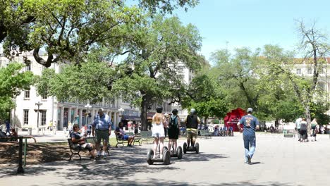 Turista-En-El-Centro-De-San-Antonio-En-La-Plaza-Fuera-Del-álamo-En-Un-Hermoso-Día-Soleado