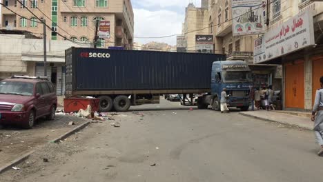 Un-Camión-Grande-Está-Bloqueando-La-Calle-Debido-A-Un-Mal-Conductor-Mientras-Transportaba-Un-Contenedor