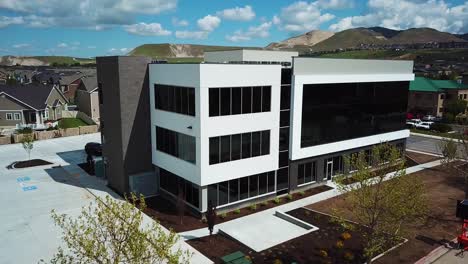 Smooth-drone-shot-of-a-new-commerical-real-estate-building-in-Utah-county,-Utah