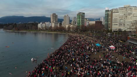 Varias-Tomas-De-Drones-En-English-Bay-Cerca-Del-Centro-De-Vancouver,-Bc-Durante-El-Evento-Polar-Bear-2019