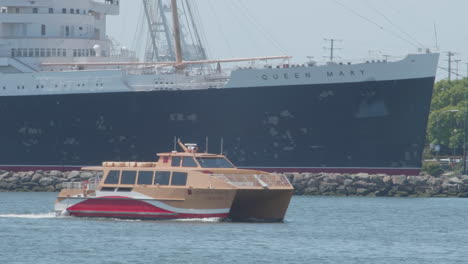 Cruceros-En-Bote-Pequeño-Junto-A-Un-Gran-Barco