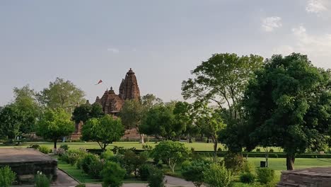 Eine-Gruppe-Westlicher-Tempel-Von-Khajuraho-Mit-Wunderschön-Gepflegtem-Grünen-Garten-Und-Erotischen-Skulpturen