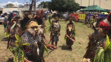 Gruppe-Von-Aborigine-Frauen-Tanzen