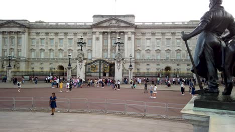 Crowds-of-tourists-at-Buckingham-Palace,-london,-showing-mid-view-of-the-palace-from-Victoria-Memorial-at-the-end-of-The-Mall,-England,-UK,-Europe