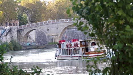 Touristenfähre-Verschwindet-Hinter-Grünen-Baumblättern-Im-Vordergrund