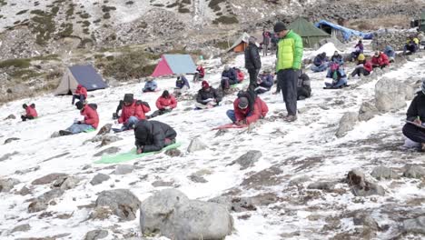 Aprendices-De-Un-Instituto-De-Formación-De-Montañismo-Al-Aire-Libre-Estudiando-En-El-Regazo-De-La-Naturaleza-Con-Vista-Panorámica-De-La-Naturaleza