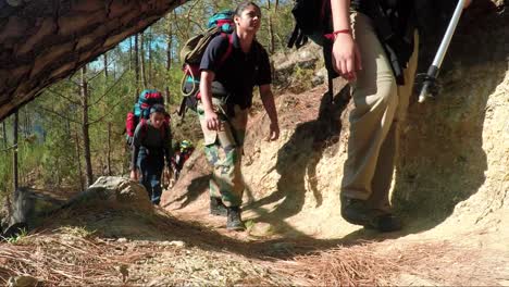 Montañeros-Del-Himalaya-De-Un-Instituto-De-Formación-De-Montañismo-En-Su-Camino-Hacia-El-Sendero