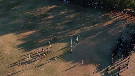 Una-Fotografía-Cenital-De-Un-Juego-De-Rugby-Entre-Dos-Equipos-De-Secundaria-En-Bulawayo,-Zimbabwe